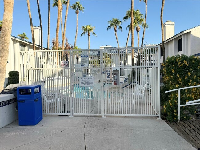 Building Photo - 1800 Club House Dr