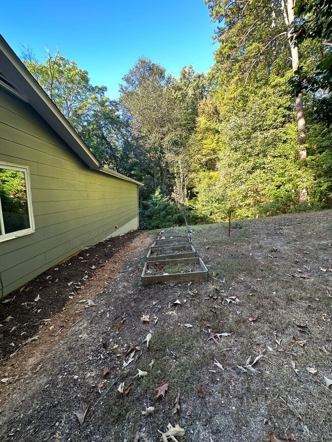 Building Photo - Recently Updated 4Bdrm/2bath home!
