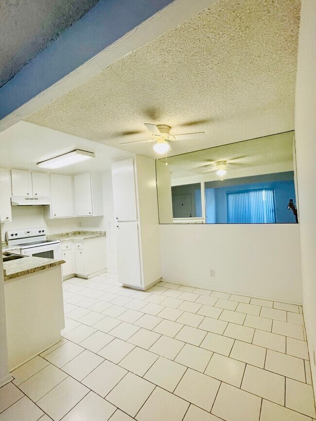 Building Photo - Charming 2-Bedroom, 1.75-Bathroom Unit with Garage, Patio & Community Amenities!