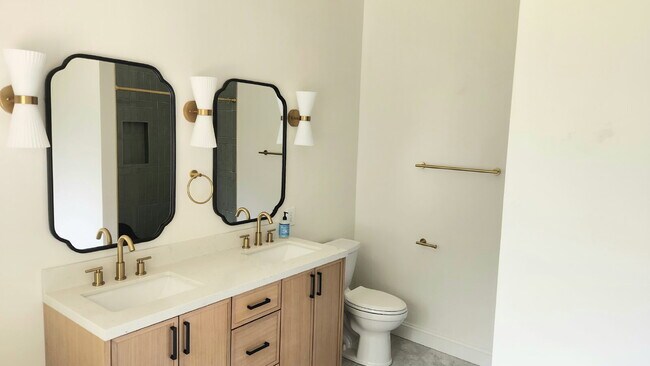 Building Photo - "Charming 3-Bed Oasis with 2.5 Baths on Carrington Court!"