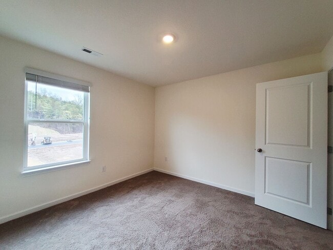 Building Photo - Kodak 37764 - 3 bedroom 2.5 bath townhouse - call Dustin Walker 865-221-0197