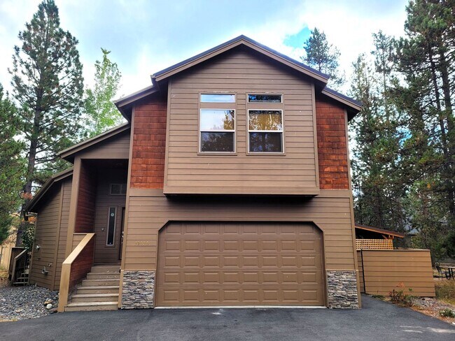 Building Photo - Hank's Hideaway in Sunriver, Furnished, all Utilities Included. Gym access, Hot Tub. 30-day Minim...