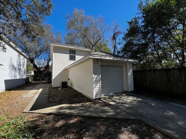 Building Photo - 695 Lloyd St