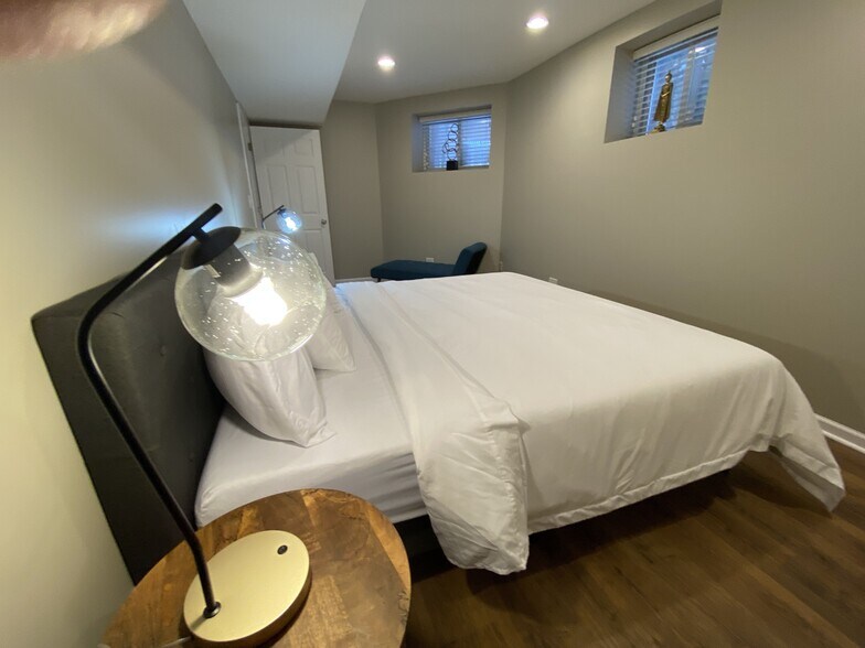 Building Photo - 913 W Belden Ave