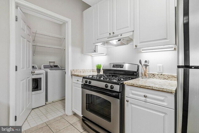Building Photo - 501 Hungerford Dr