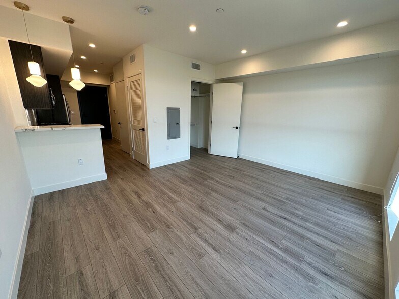 Building Photo - 3355 Overland Ave