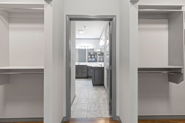 Building Photo - Luxury Living in a Gated Community