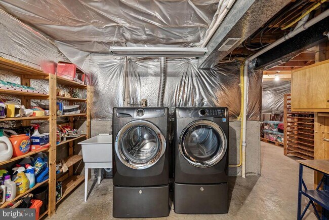 Building Photo - 6603 Forsythia St