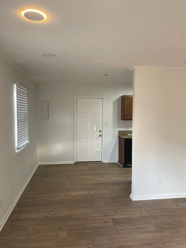 Building Photo - Newly Renovated!