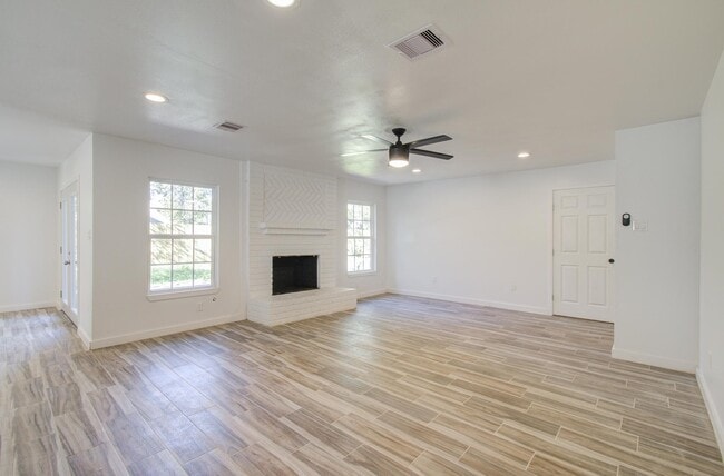 Building Photo - 591 River Plantation Dr