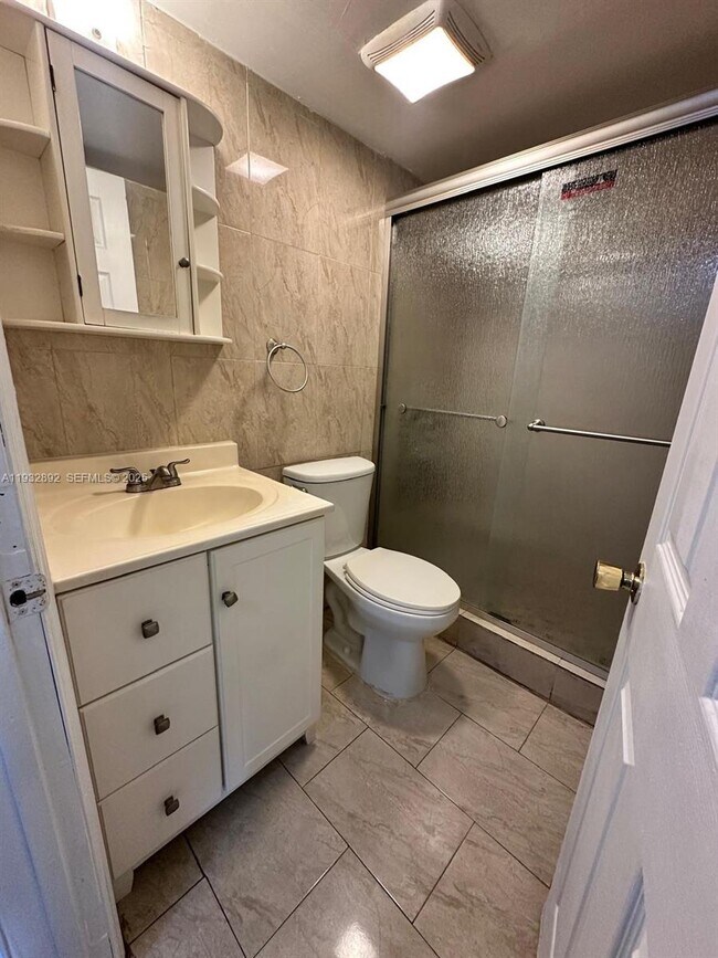 Building Photo - 1021 SW 104th Ct