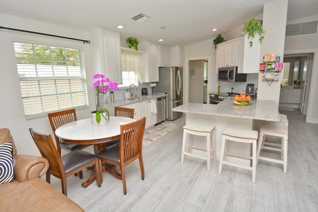 Building Photo - 1020 SW Balmoral Trce