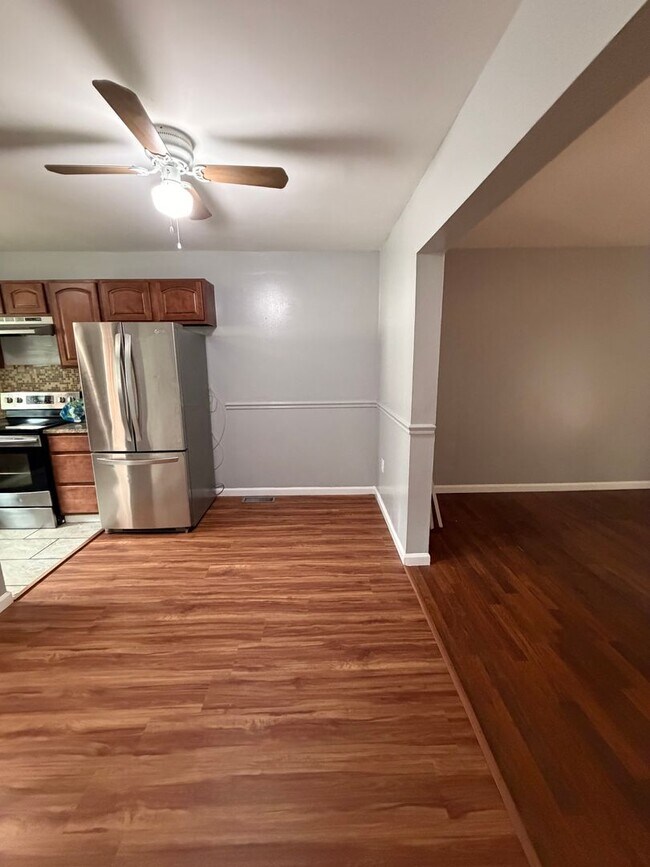Building Photo - SEQUOIA TOWNHOUSE FOR RENT