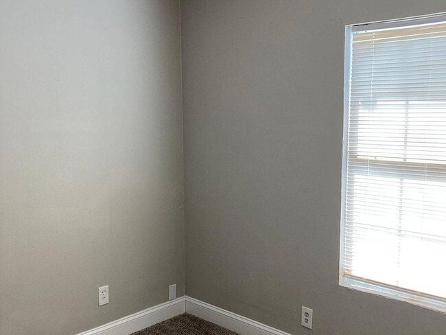 Building Photo - 616 E Gandy St