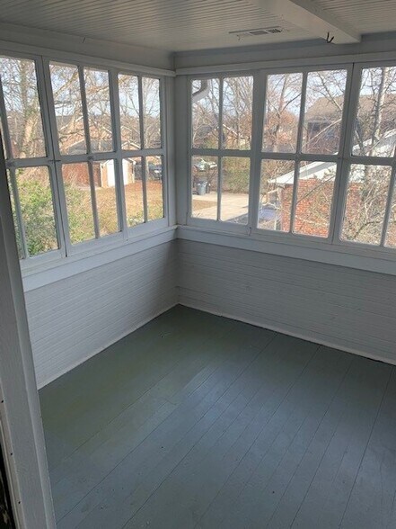 Building Photo - 2647 Woodrow Dr