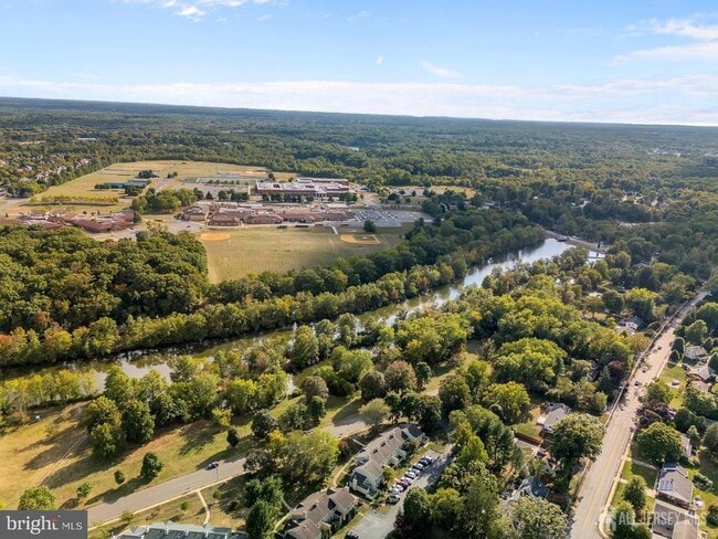 Building Photo - 5 Pond View Dr