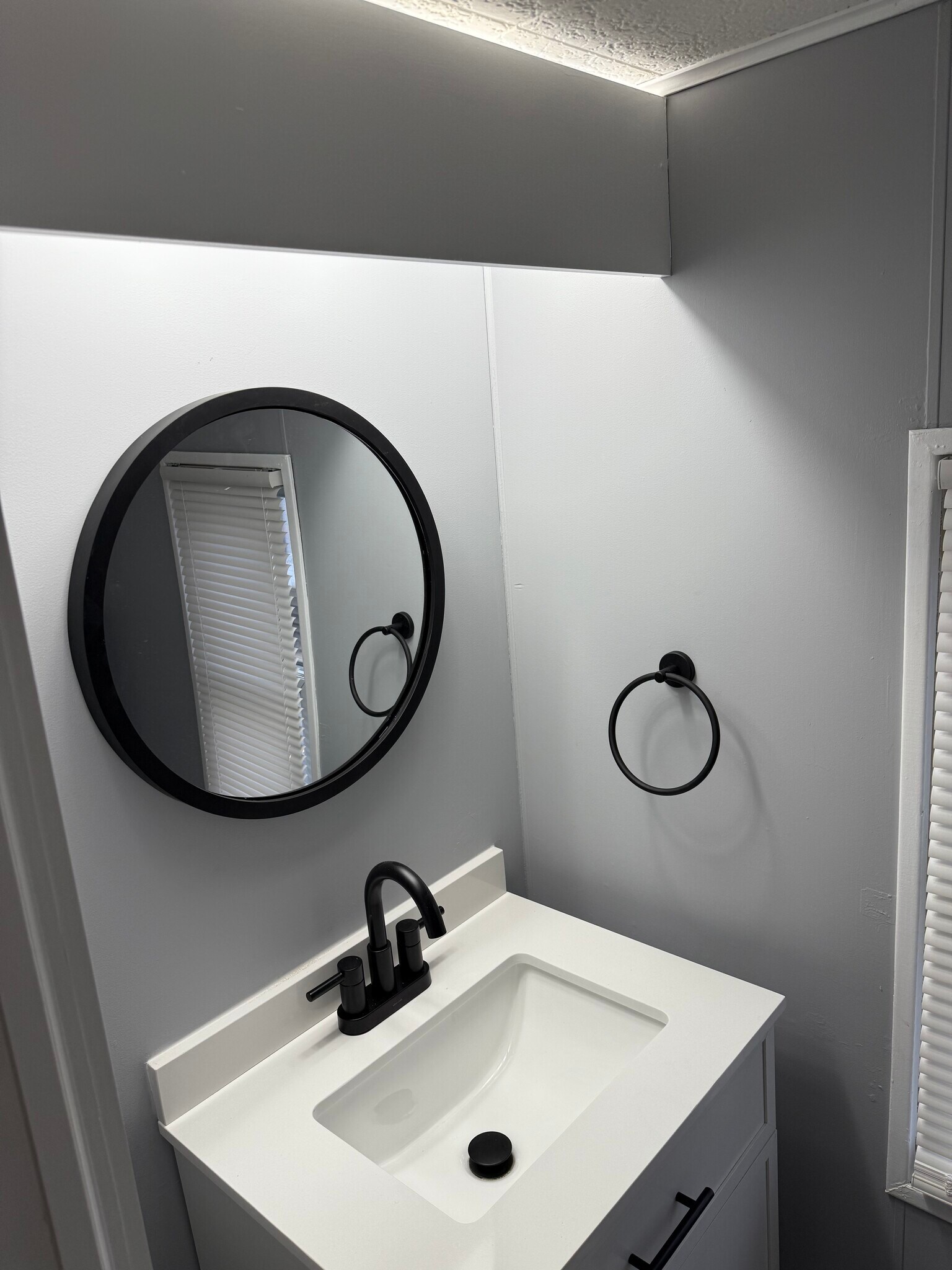 Building Photo - 1324 Main St