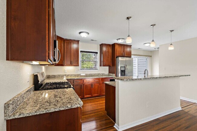 Building Photo - Tri Level townhome