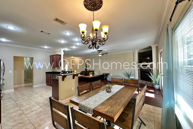 Building Photo - AVAILABLE IN AUG! 5BR/3BA IN S. CRESTVIEW