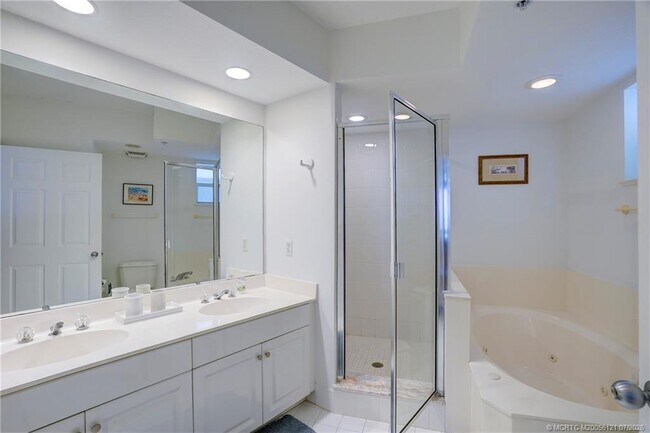 Building Photo - 5750 NE Island Cove Way