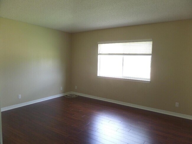 Building Photo - 9661 Santa Rosa Dr