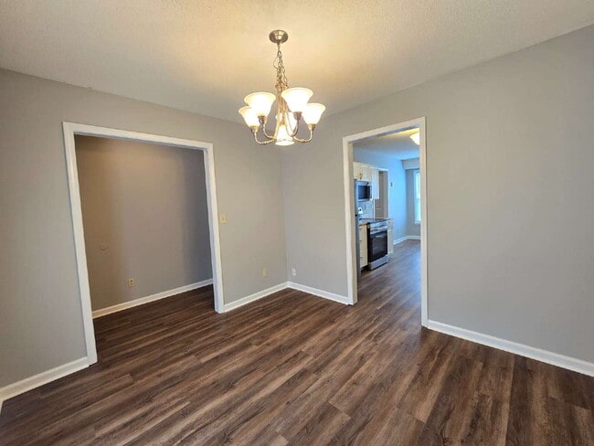 Building Photo - 1729 Crestview Dr