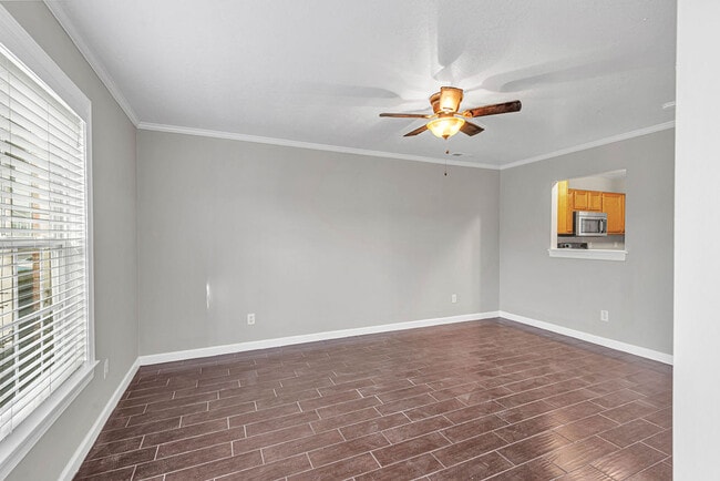 Building Photo - 300 Streamwood Dr
