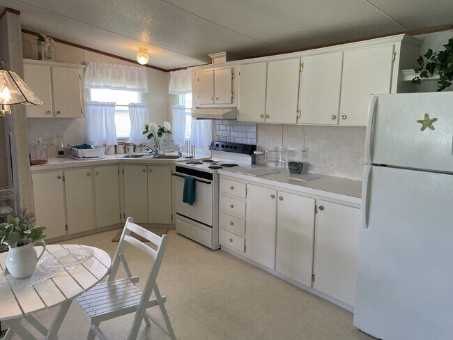 Building Photo - Furnished 3 bedroom 2 full bathroom Manufa...