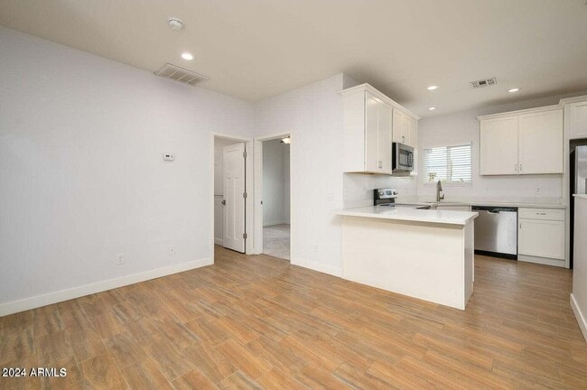 Building Photo - 1341 E Polk St