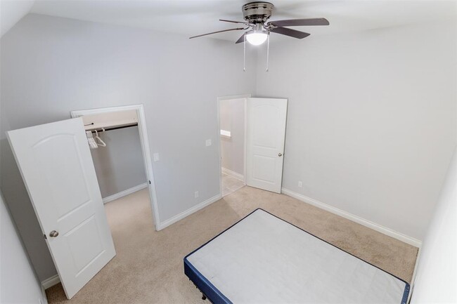 Building Photo - 3034 Hickory Springs Ln