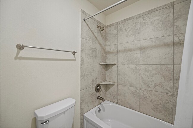 Building Photo - 2411 Lowndes Point