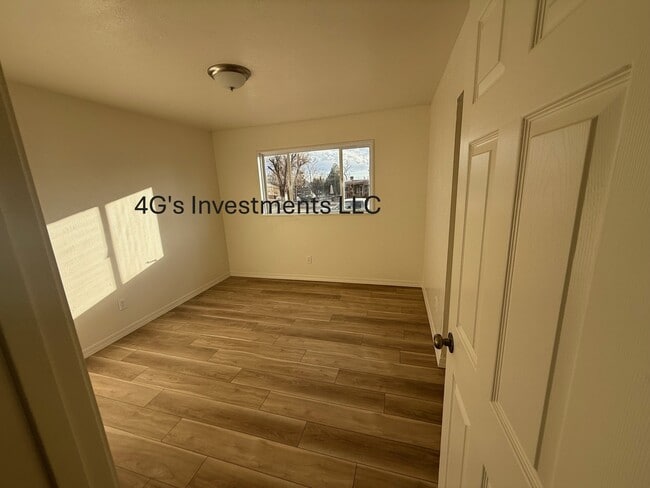Building Photo - 3302 E Edgecliff Dr