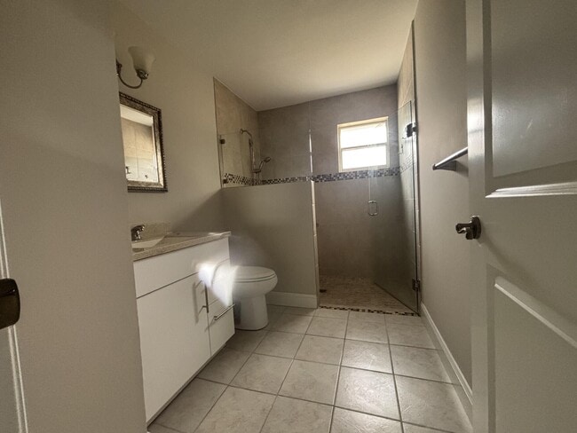 Building Photo - 1160 E 12th St