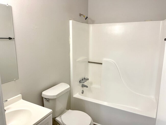Building Photo - Welcome to this charming 2-bedroom, 1-bath...