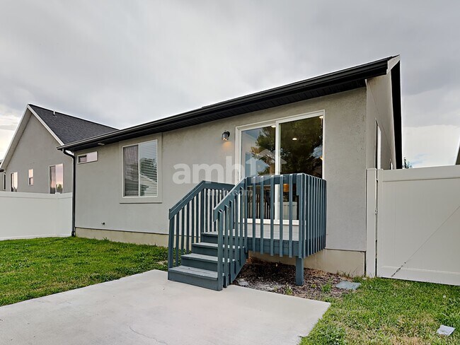 Building Photo - 1742 E Shadow Dr