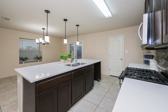 Building Photo - 704 Mercado Ln