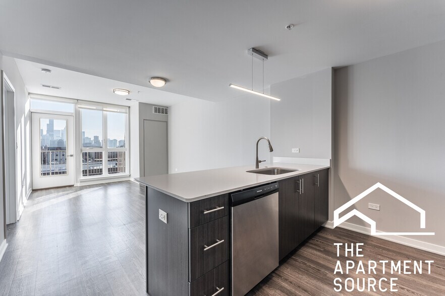 Building Photo - 301 W North Ave