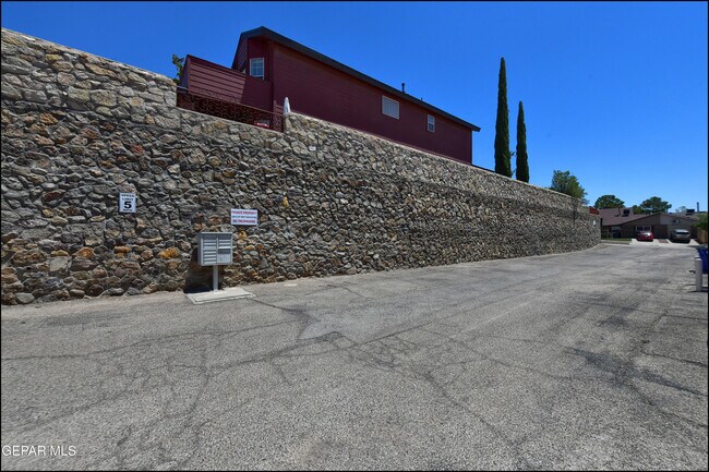 Building Photo - 710 N Resler Dr