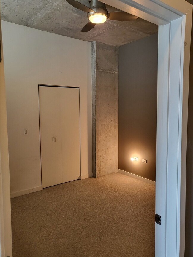 Building Photo - 235 W Van Buren St