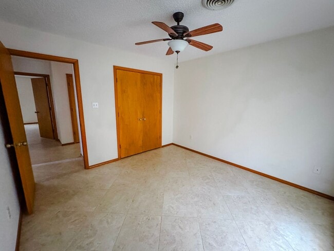 Building Photo - 533 Eagle Dr
