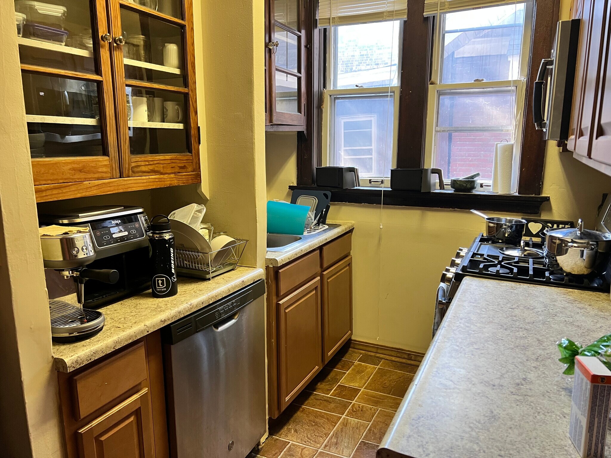 kitchen - 2516 Bellevue Ave