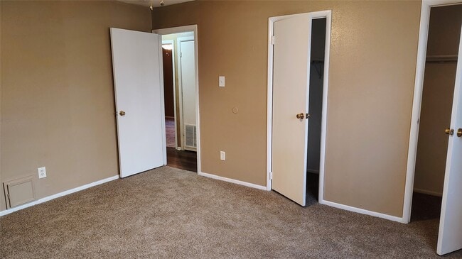 Building Photo - 8610 Valley S Dr