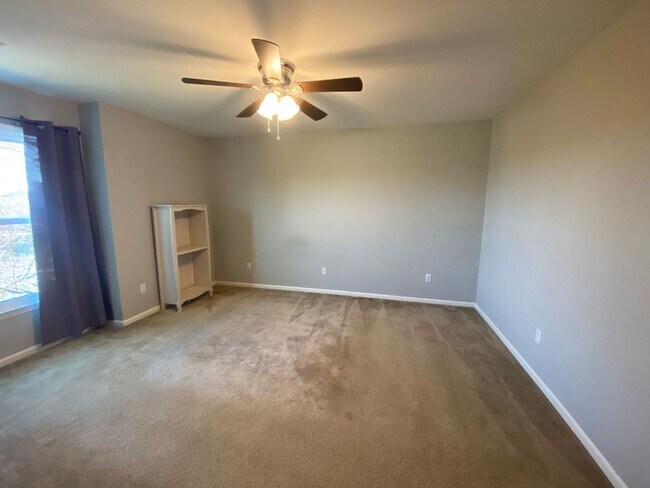 Building Photo - Great Location with a River View!