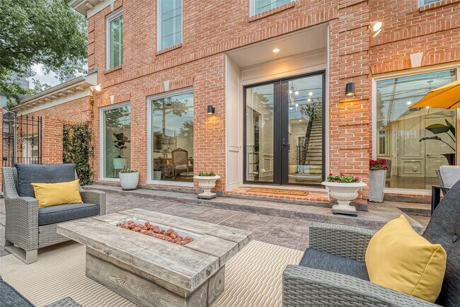 Building Photo - 983 S Post Oak Ln