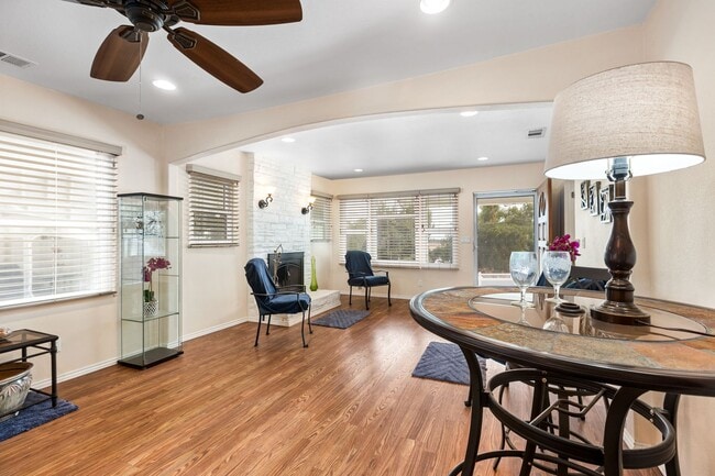 Building Photo - Warm & Inviting West Hills Home with Brigh...