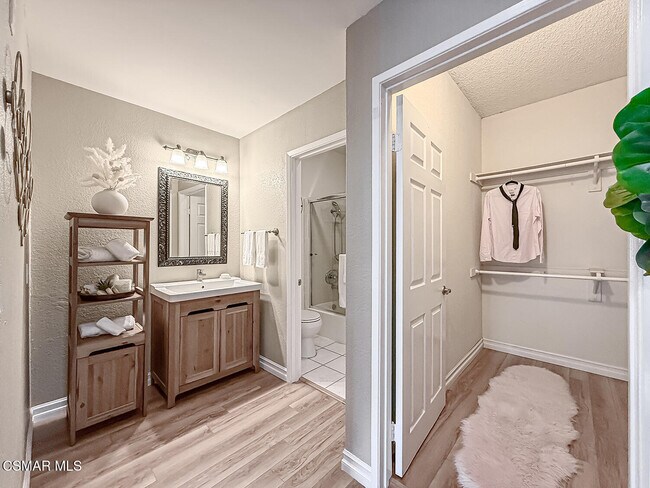 Building Photo - 5420 Sylmar Ave