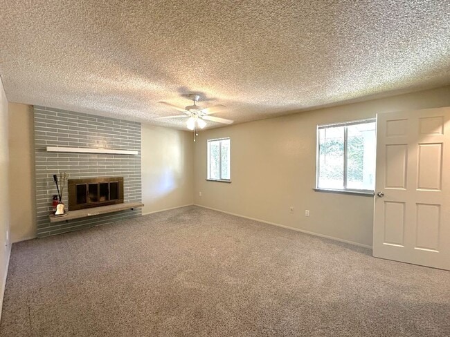 Building Photo - Townhouse in Desirable University Place Ne...