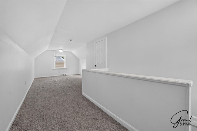 Building Photo - 3 Bedroom - 1 Bath - Warrendale - $1450