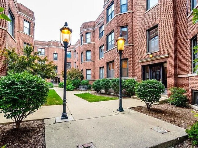 Primary Photo - 903 W Cornelia Ave