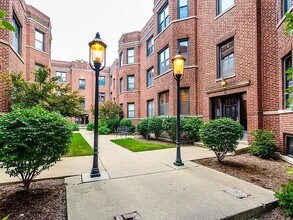 Building Photo - 903 W Cornelia Ave